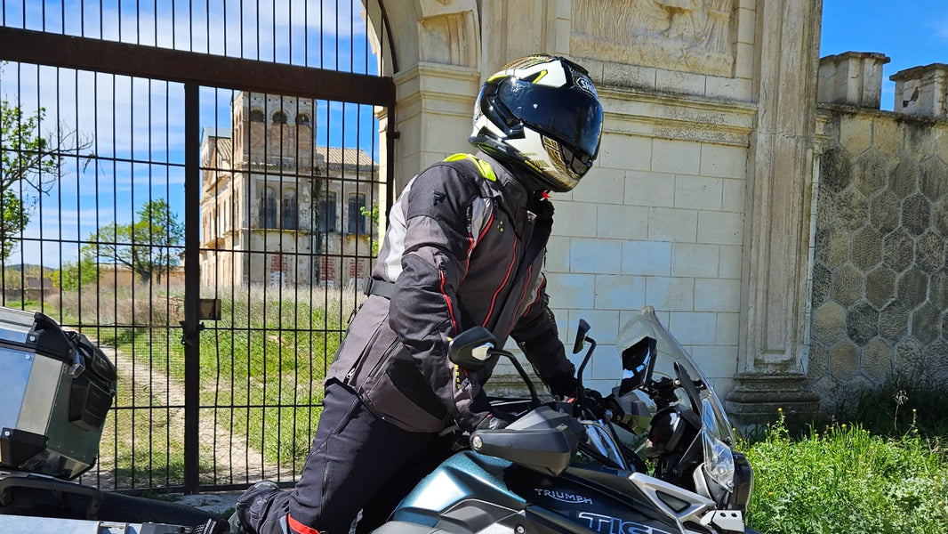 Motorista equipado con la chaqueta Rebelhorn Hardy 3.0 montando en una Triumph Tiger – equipación touring premium disponible en Motopunto