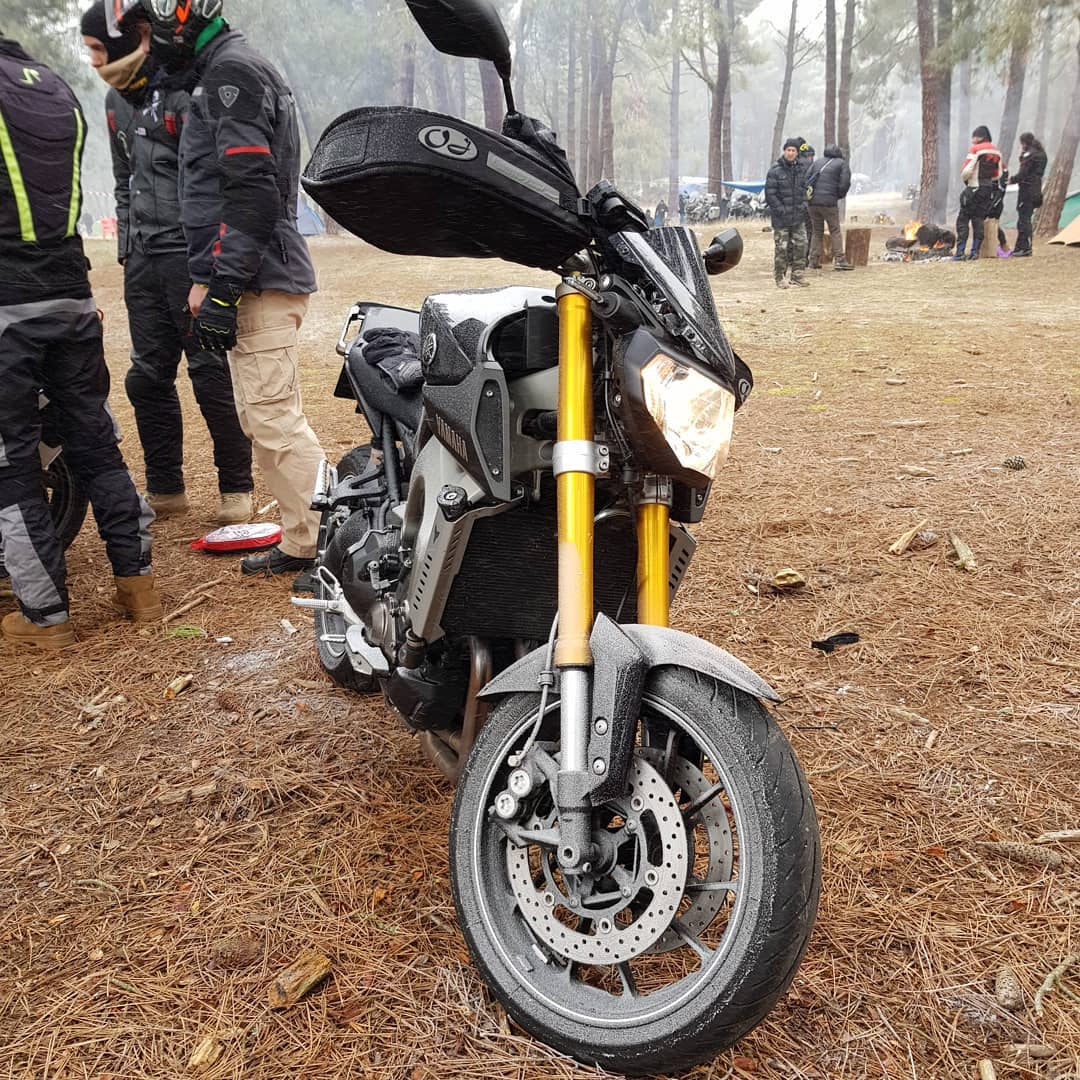 Moto helada en la concentración La Leyenda